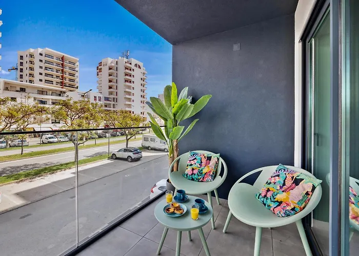 2-Bedroom Beachside Apartment With Pool & Parking