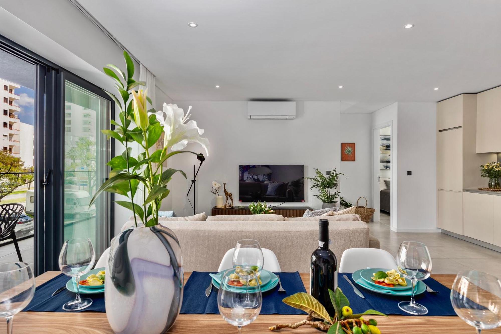 Apartment 2-bedroom Beachside With Pool & Parking