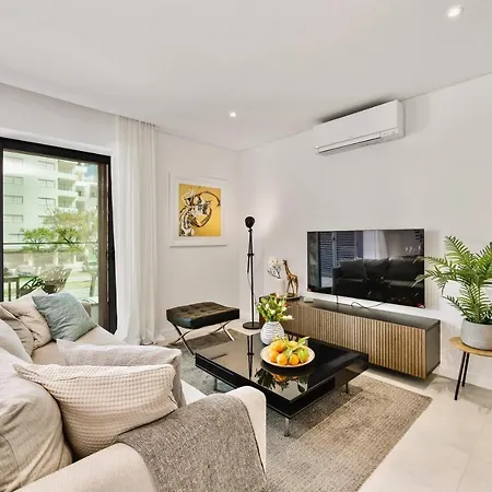 2-Bedroom Beachside Apartment With Pool & Parking Quarteira Buitenkant foto