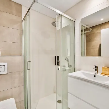 2-Bedroom Beachside Apartment With Pool & Parking Quarteira Buitenkant foto